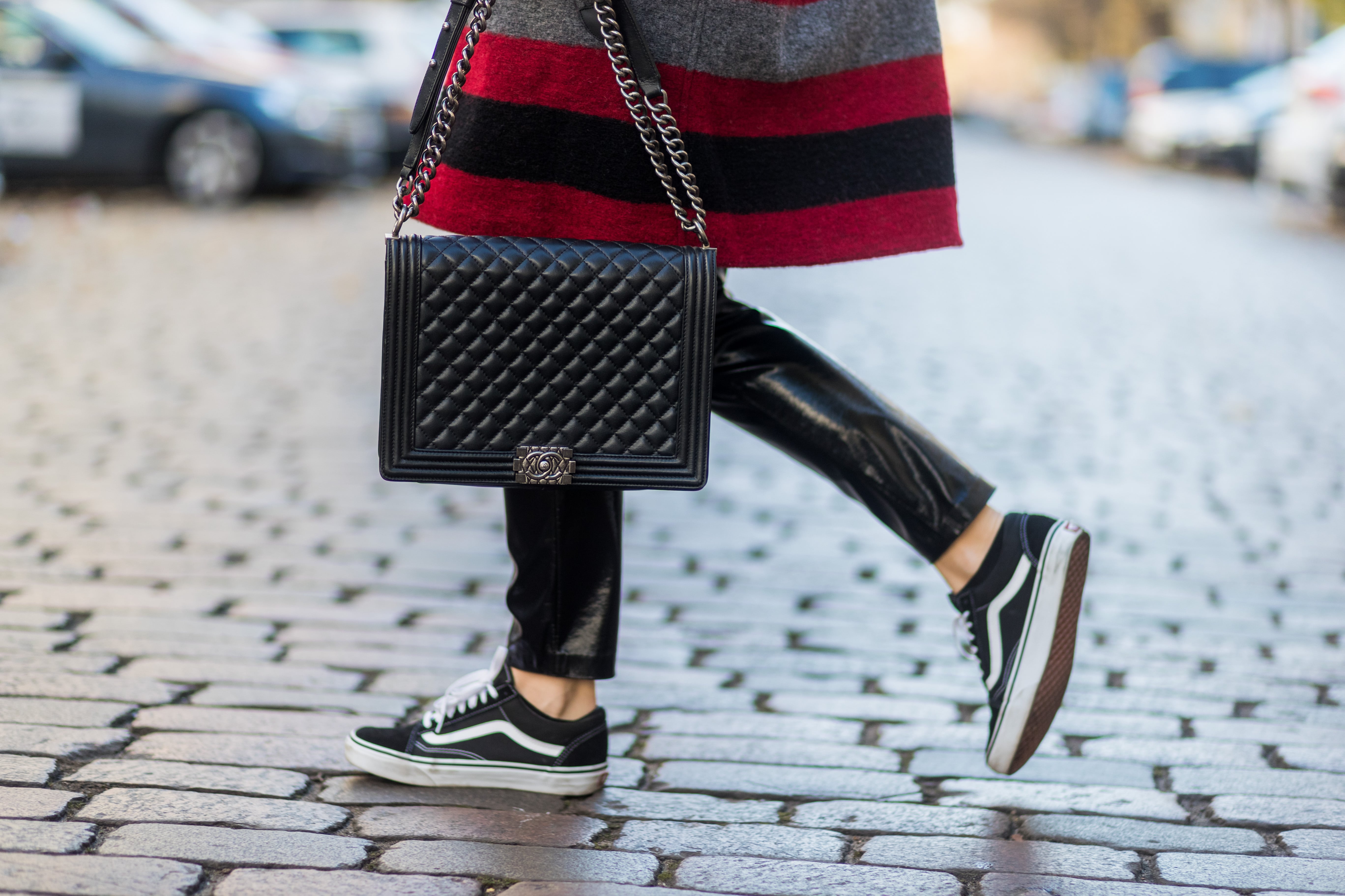 looks com vans preto e saia