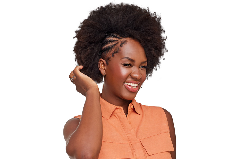 trança nago com cabelo natural cacheado