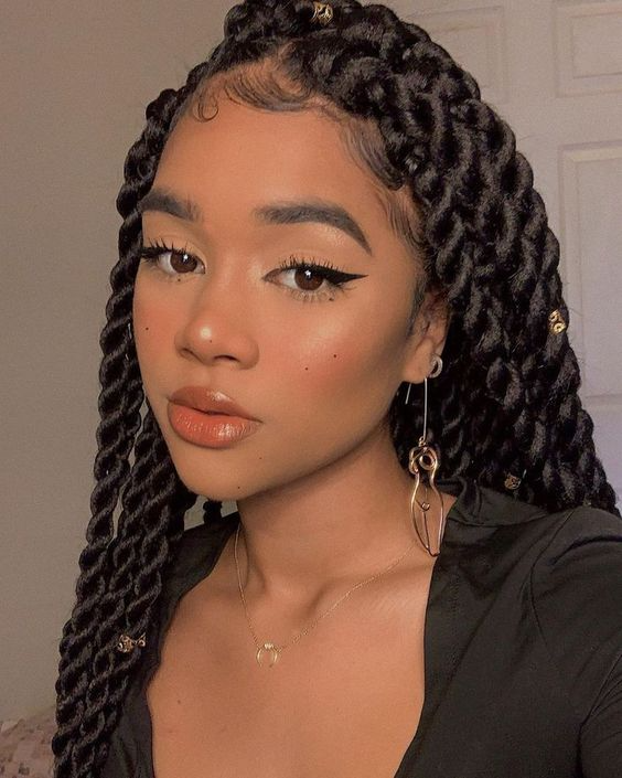 5 ideias de títulos:
1. Guia Completo: Os 7 Tipos de Tranças Mais Populares e Como Cuidar Delas
2. Box Braids: Tudo o Que Você Precisa Saber Antes de Fazer
3. Stitch Braids vs. Nagô: Entenda as Diferenças e Escolha a Sua
4. Tendências de Tranças para 2026: Mistura de Texturas e Cores
5. Como Manter Suas Tranças Impecáveis: Dicas de Preparação e Manutenção