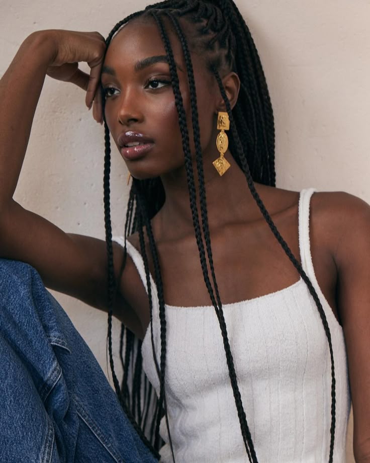 5 ideias de títulos:
1. Guia Completo: Os 7 Tipos de Tranças Mais Populares e Como Cuidar Delas
2. Box Braids: Tudo o Que Você Precisa Saber Antes de Fazer
3. Stitch Braids vs. Nagô: Entenda as Diferenças e Escolha a Sua
4. Tendências de Tranças para 2026: Mistura de Texturas e Cores
5. Como Manter Suas Tranças Impecáveis: Dicas de Preparação e Manutenção