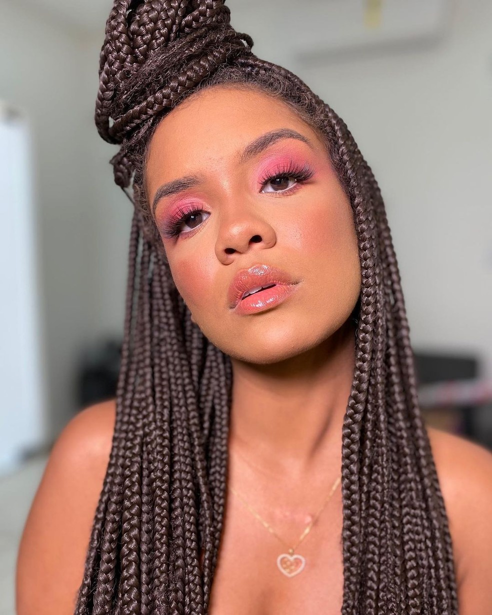 5 ideias de títulos:
1. Guia Completo: Os Melhores Tipos de Tranças e Como Cuidar Delas
2. Box Braids vs. Trança Nagô: Qual Escolher para Seu Estilo?
3. Duração e Cuidados Essenciais para Manter Suas Tranças Perfeitas
4. Transforme Seu Visual: Inspirações de Tranças para Todas as Ocasiões
5. Penteados Protetivos: Como as Tranças Ajudam no Crescimento Capilar