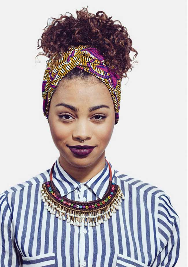 Comparativo: Turbante com Arame vs. Lenço Tradicional para Cabelos Cacheados