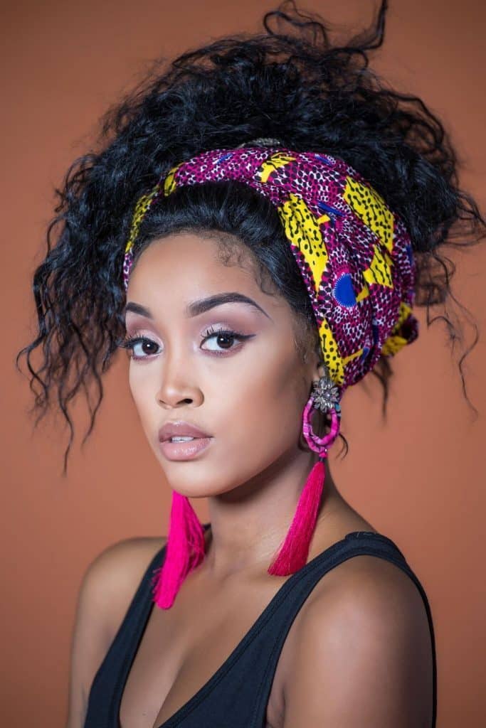 Turbante de Cetim: O Segredo para Manter Seus Cachos Definidos Durante a Noite