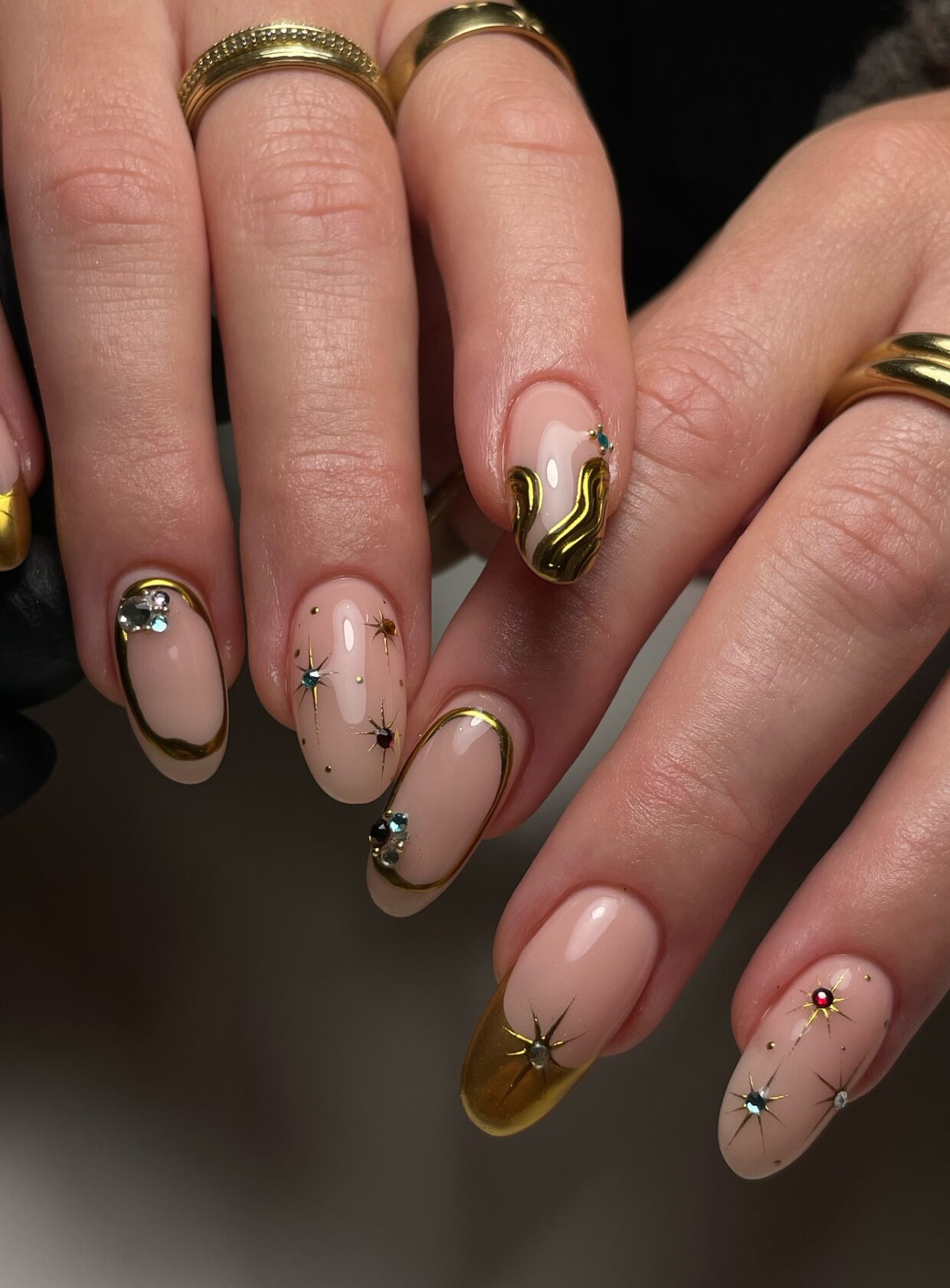 Mocha Mousse: A Cor do Ano Pantone 2025 para Suas Unhas