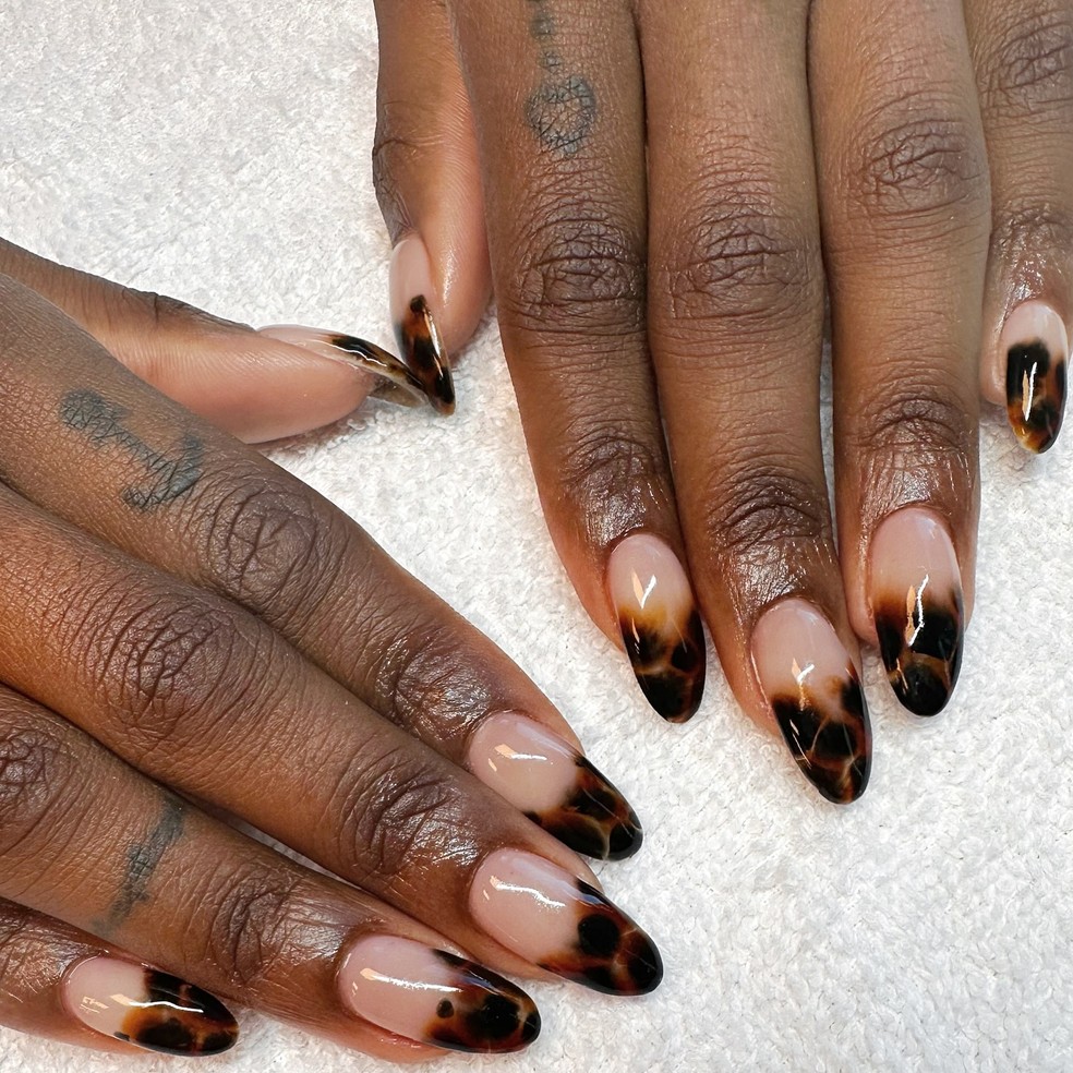 Mocha Mousse: A Cor do Ano Pantone 2025 para Suas Unhas