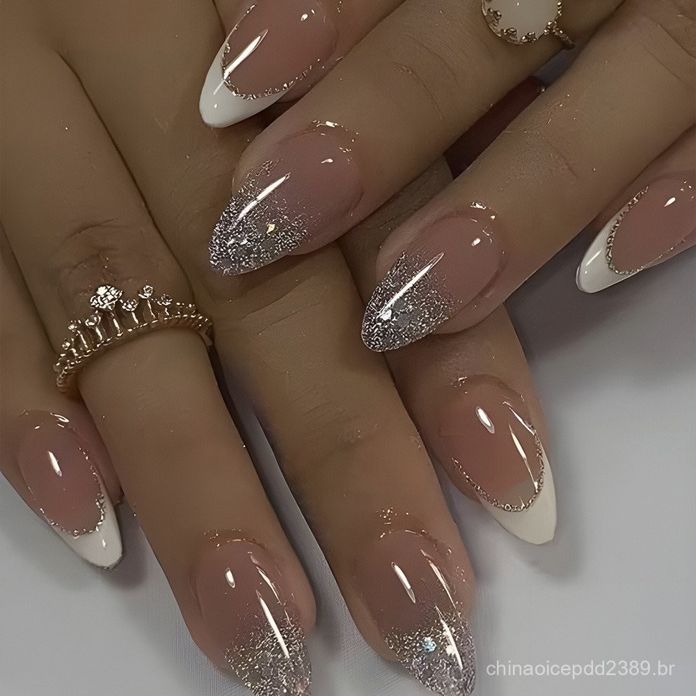 Unhas amendoadas com francesinha de glitter