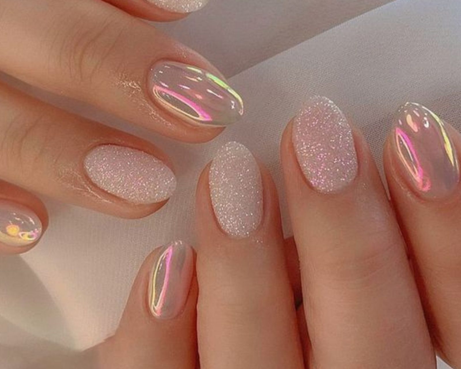 Unhas amendoadas com glitter para festas
