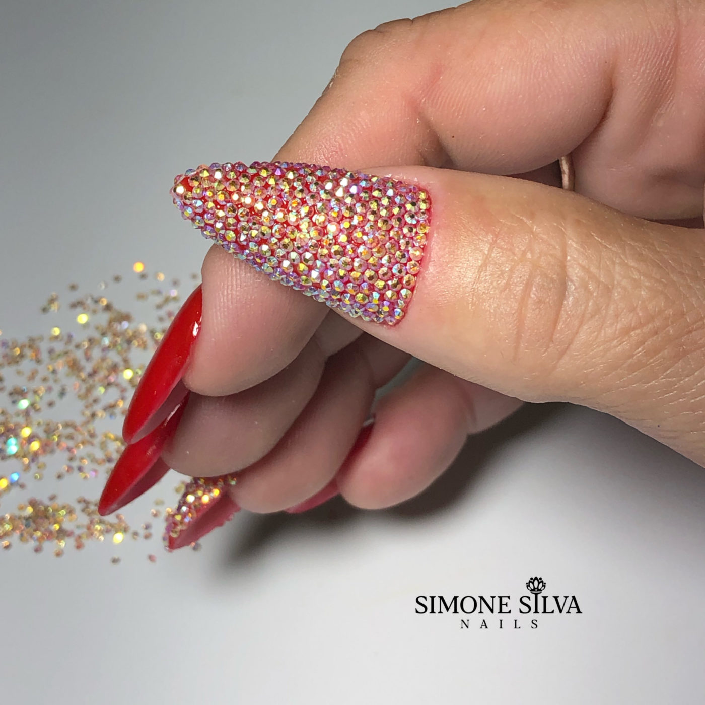 Unhas amendoadas com glitter minimalista