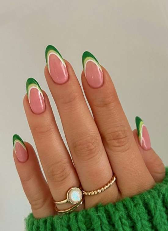 Unhas amendoadas com glitter maximalista