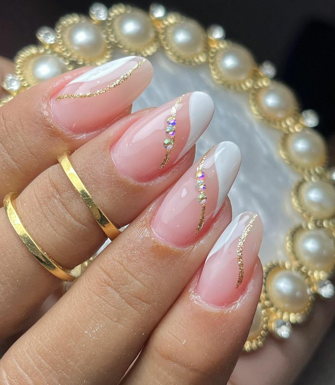 Unhas amendoadas encapsuladas com glitter