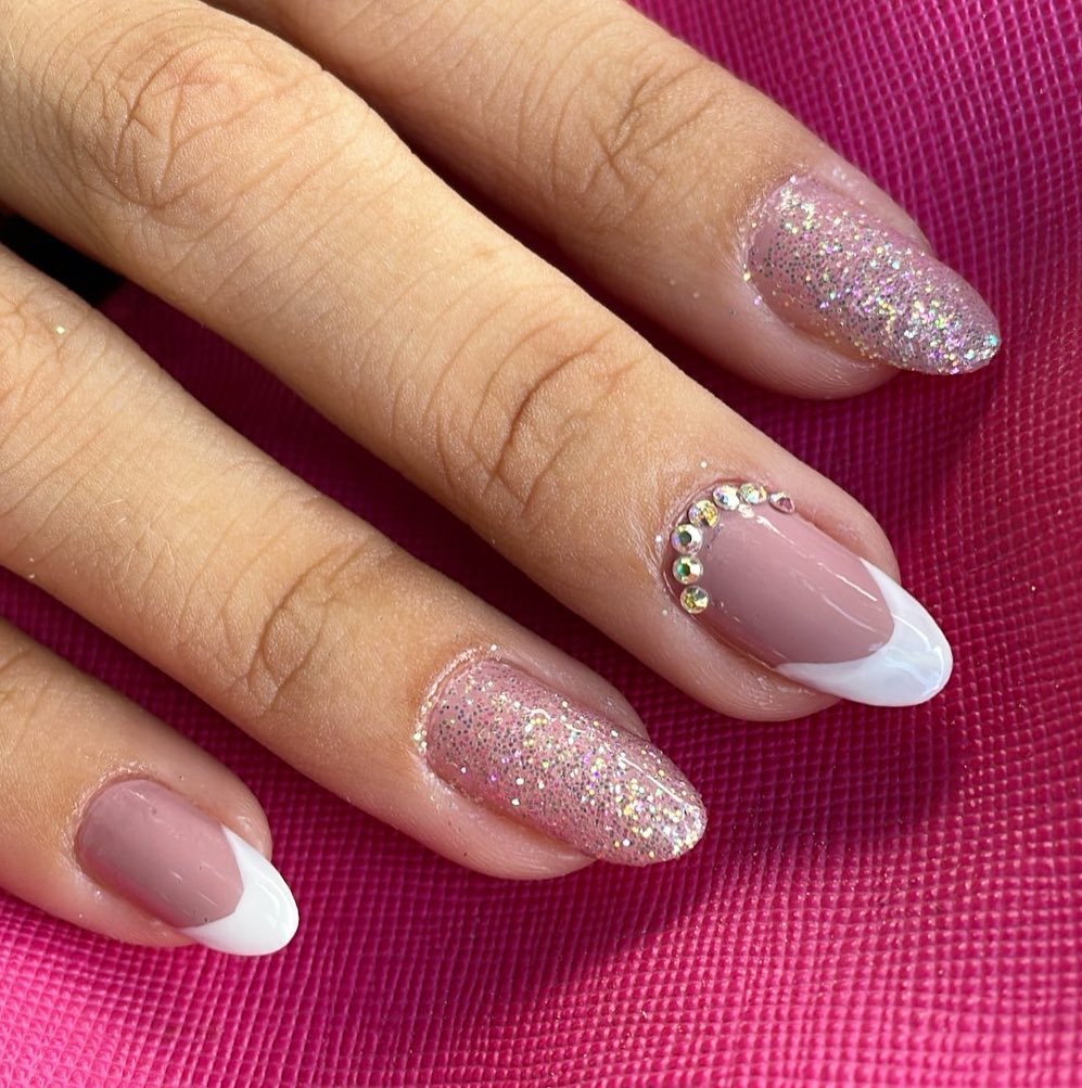 Unhas amendoadas com glitter holográfico