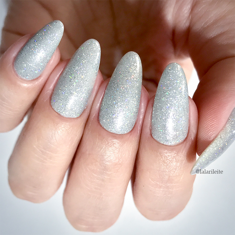 Unhas amendoadas com glitter colorido