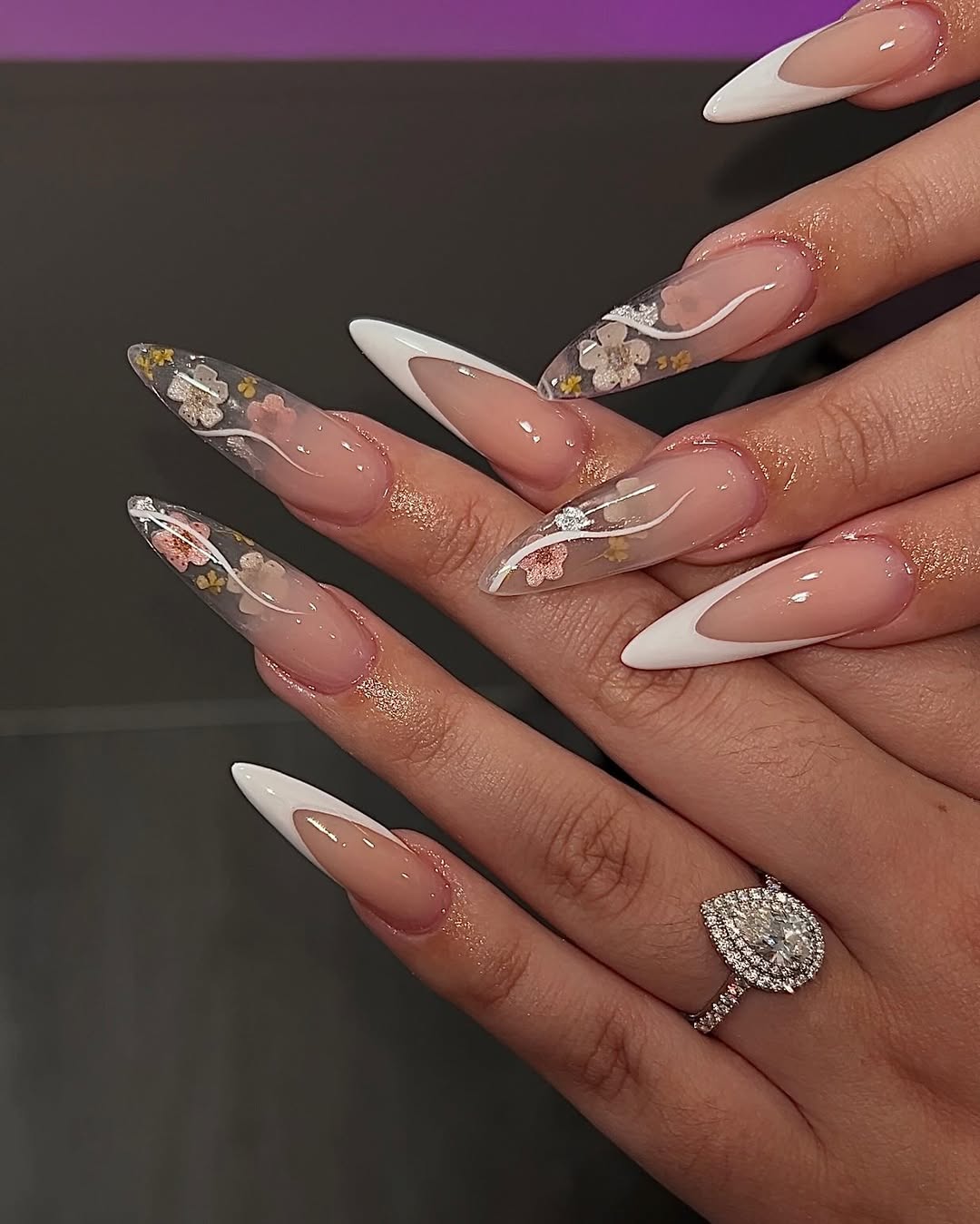 Unhas amendoadas com glitter fino