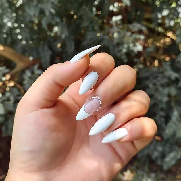 Unhas amendoadas com glitter flocado
