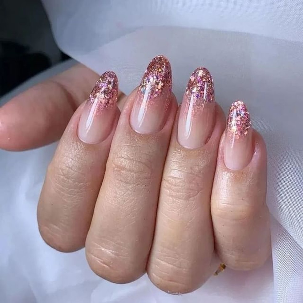 Unhas amendoadas com filha única de glitter