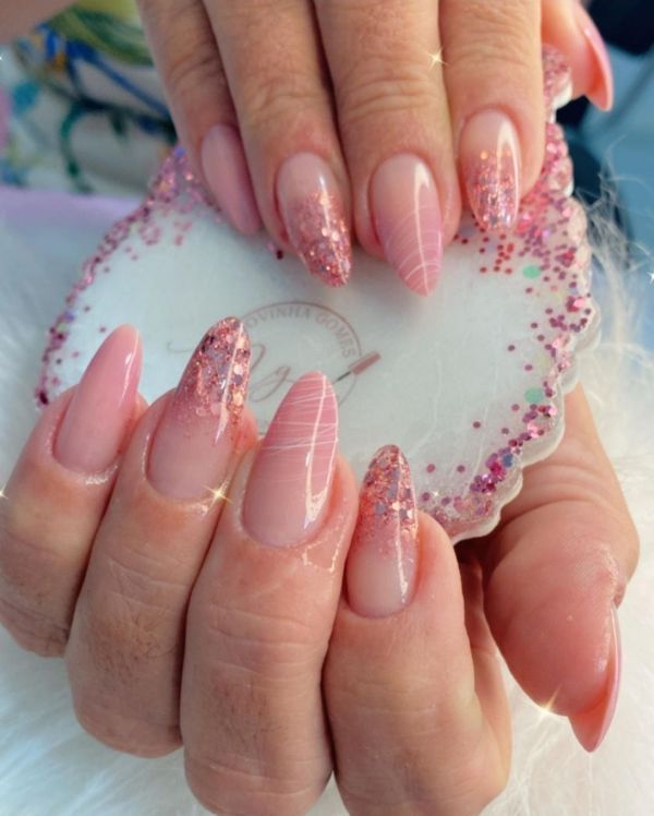 Unhas amendoadas com glitter holográfico