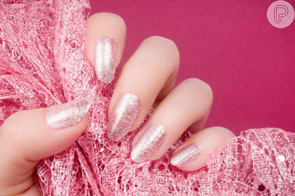 Unhas amendoadas com glitter flocado
