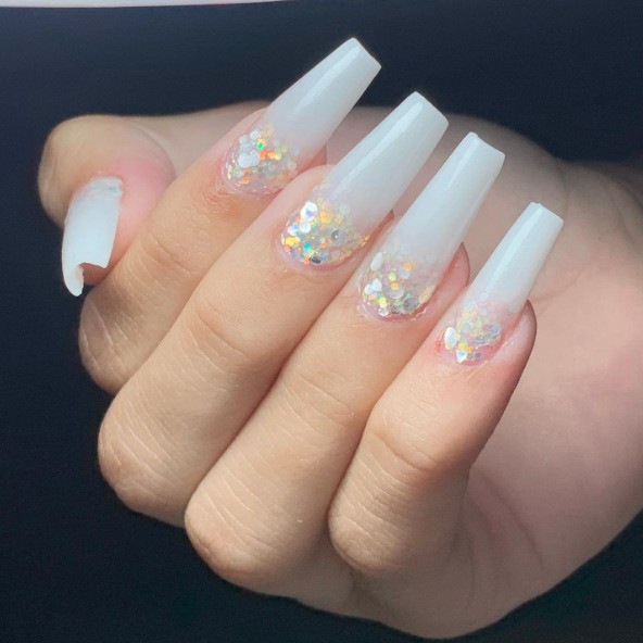 unha bailarina decorada com glitter