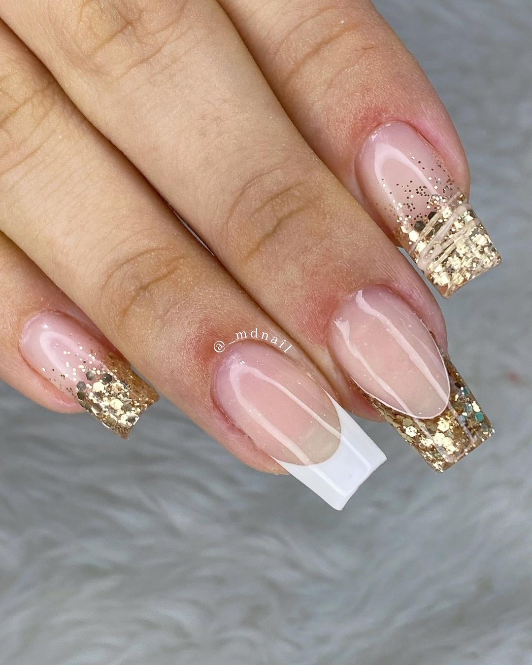 unha branca com glitter