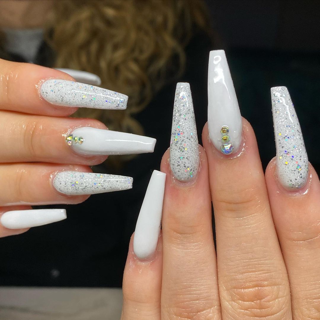 unha branca com glitter vs unha branca com paetê