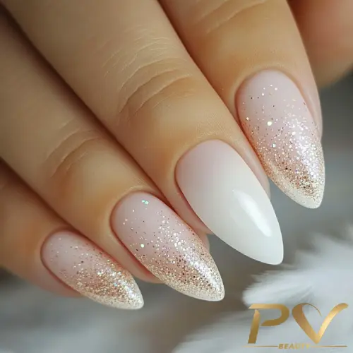 unha branca com glitter