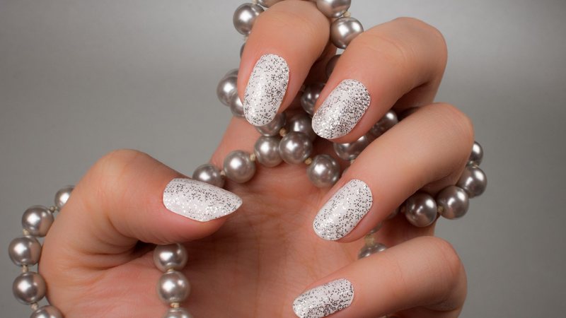 erros ao aplicar glitter na unha branca