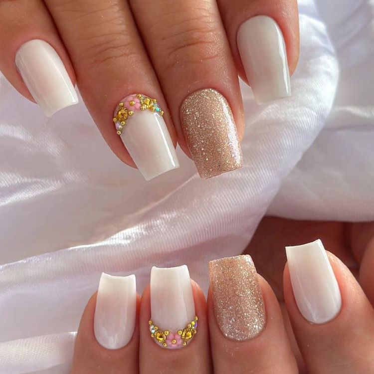 unha branca decorada com glitter