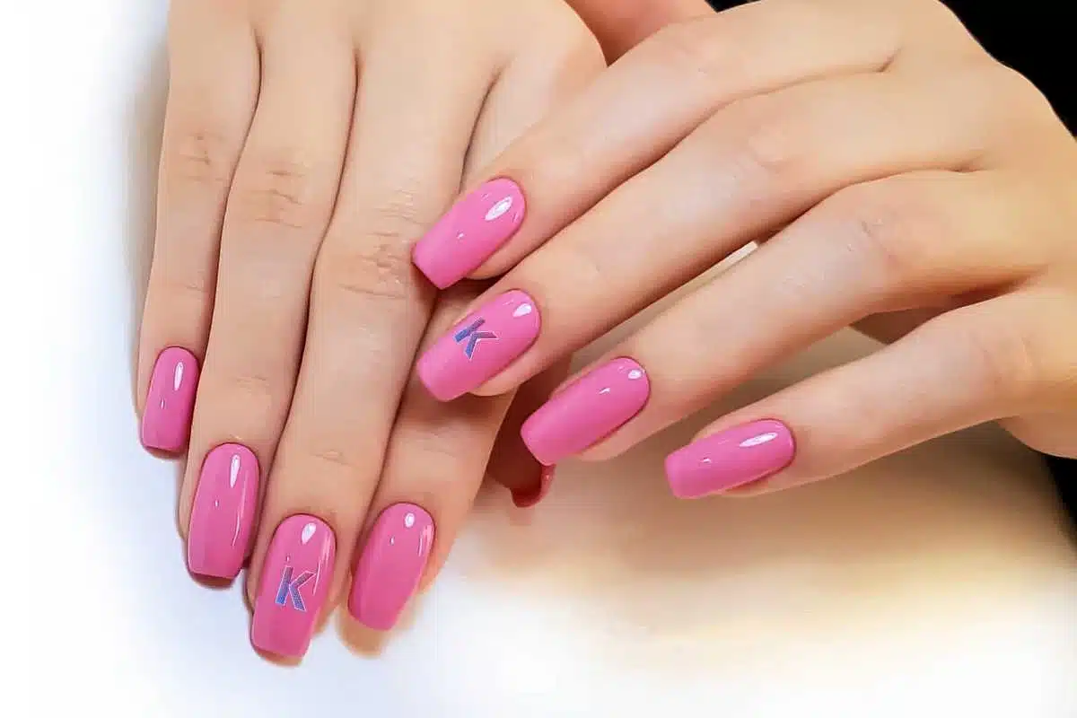 unha glitter com inicial