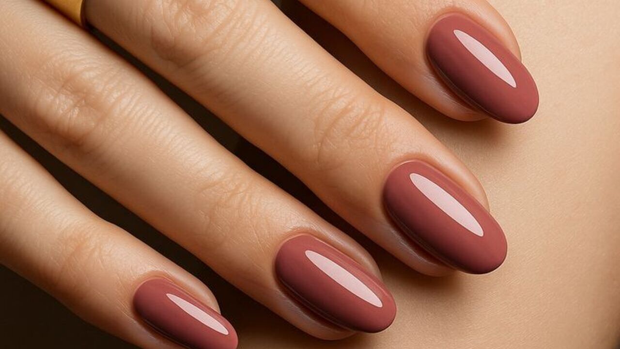 unhas de gel curtas elegantes