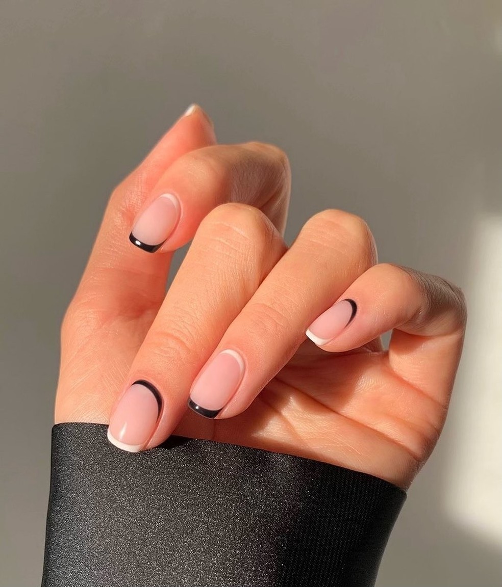 unhas de gel curtas minimalistas