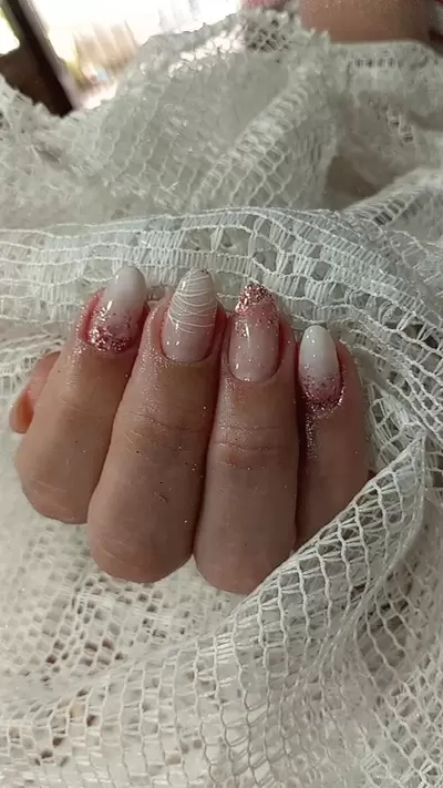 unha de gel pequena minimalista