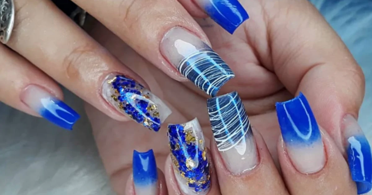 unha decorada azul com adesivo