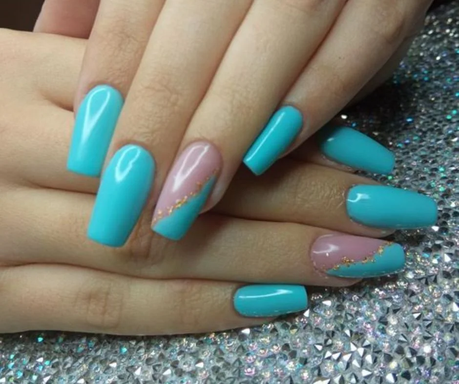unha decorada azul com esmalte fosco