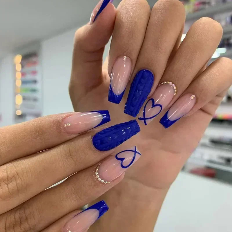 unha decorada azul com glitter