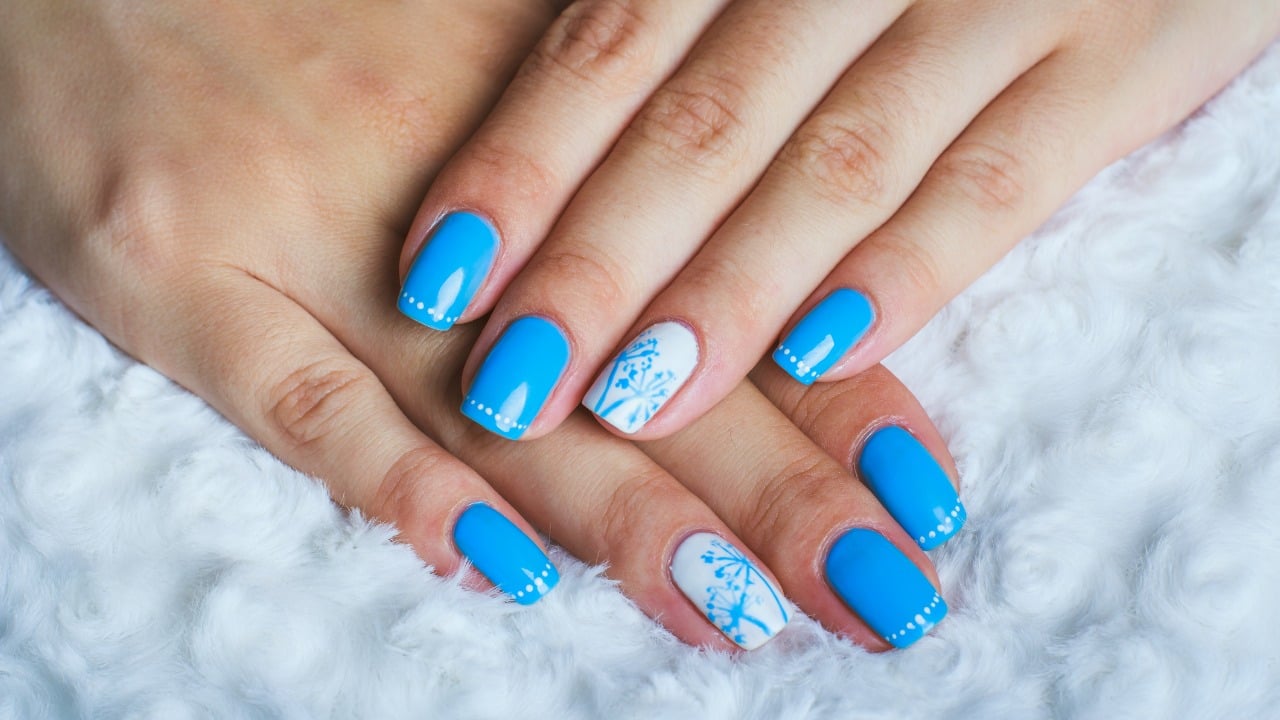 unha decorada azul com pedraria