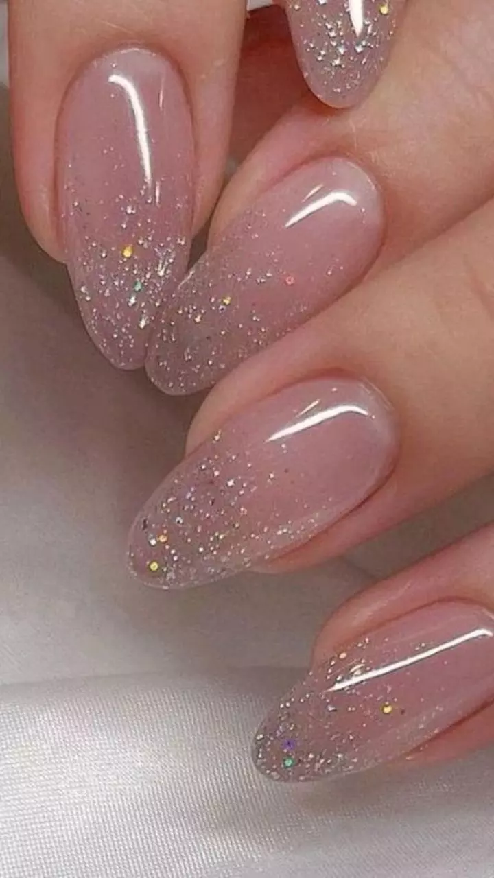 unha decorada com glitter delicada