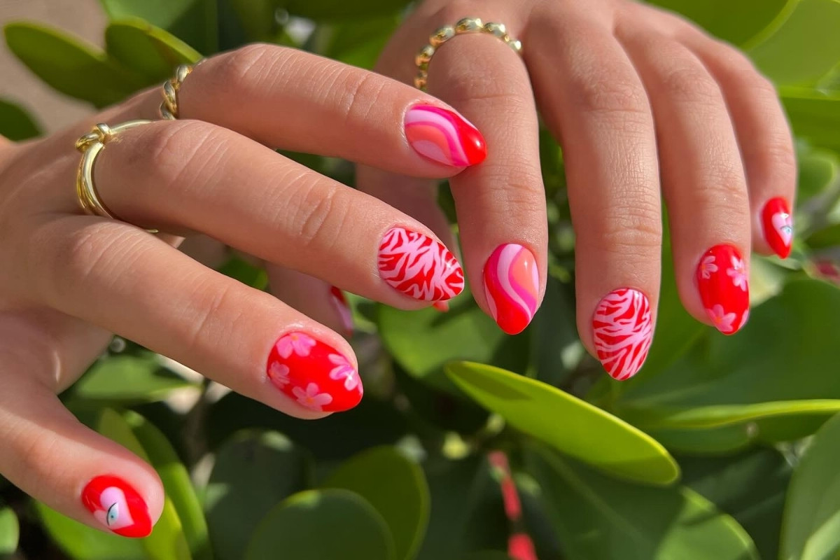 unhas curtas com glitter