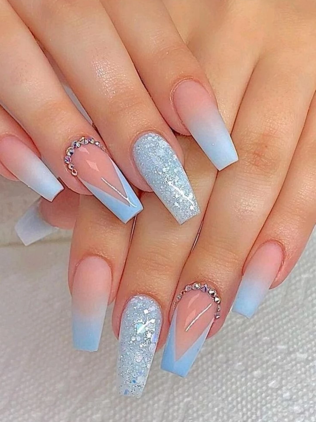 As 5 tendências de cores para unhas em 2025