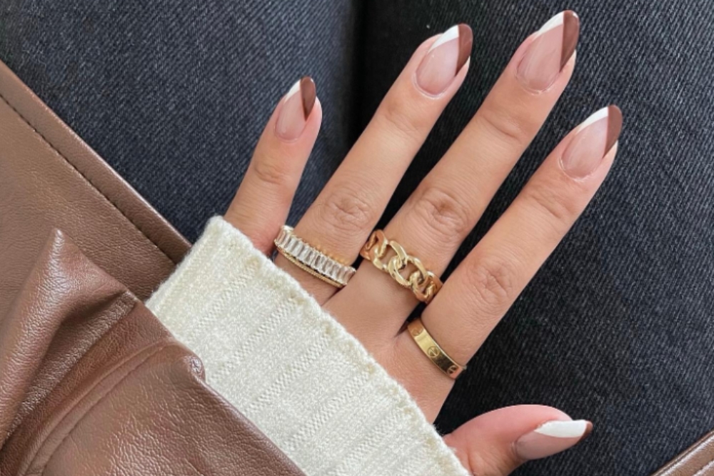 unha decorada marrom com nude