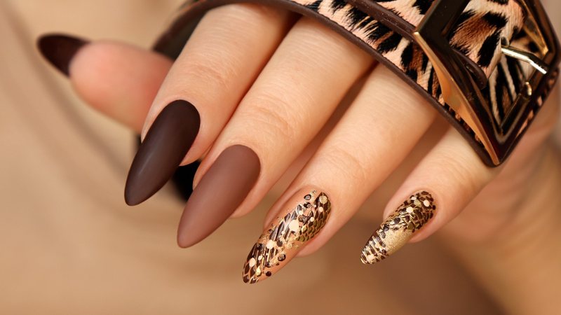 unha decorada marrom