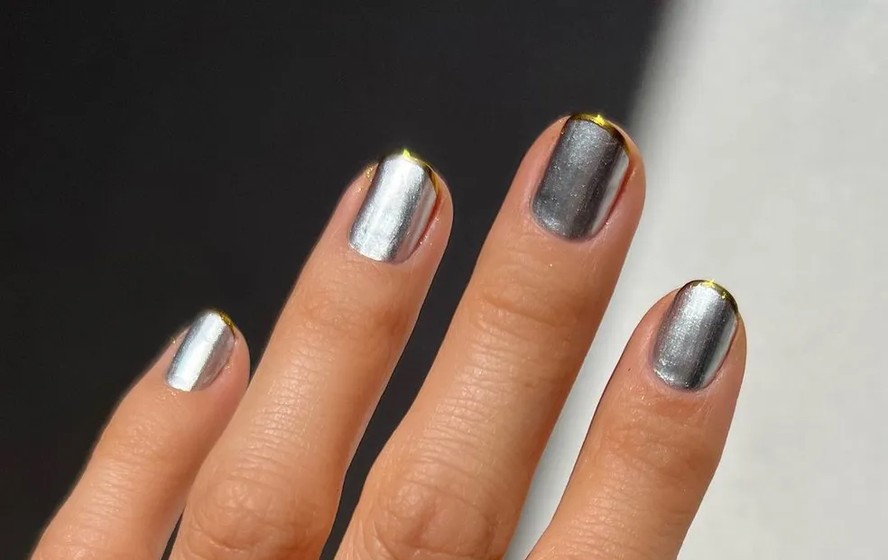 unha decorada metalica roxa