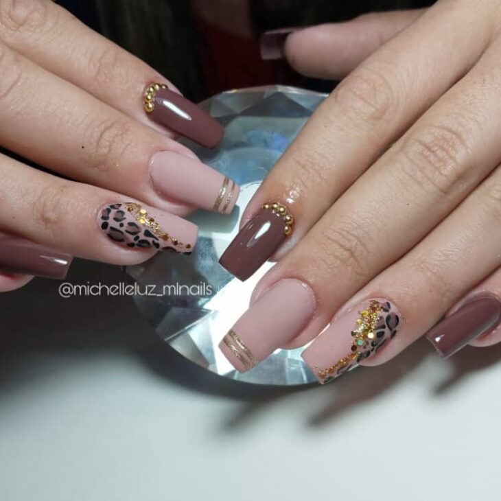 unha decorada nude com adesivo floral