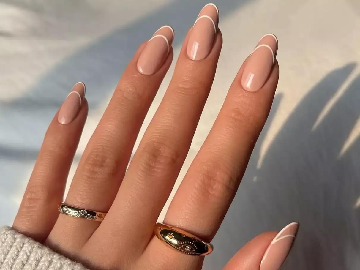 unha decorada nude com branco