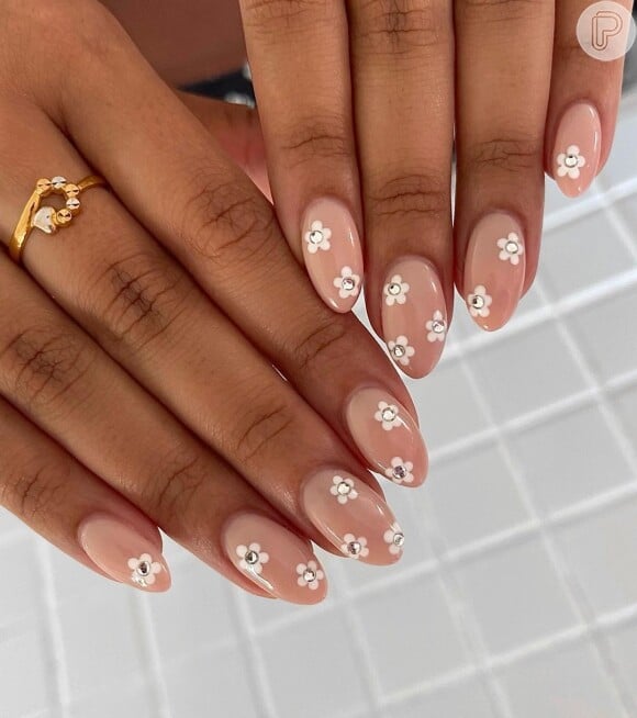 unha decorada nude com glitter