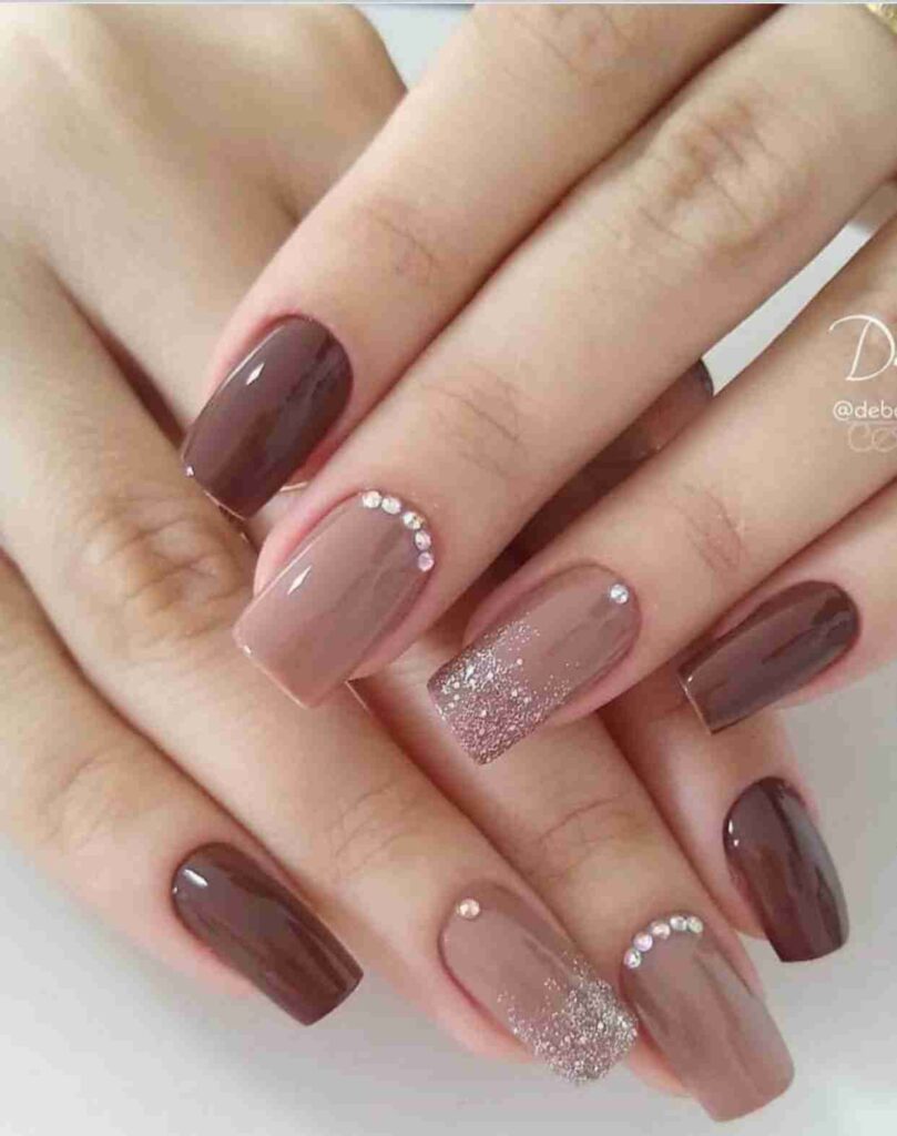 unha decorada nude amendoada