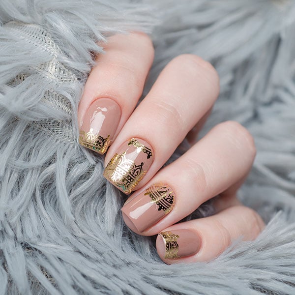 unha decorada nude com glitter