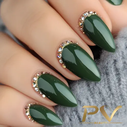 unha decorada verde com dourado