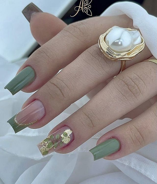 unha decorada verde com rosa