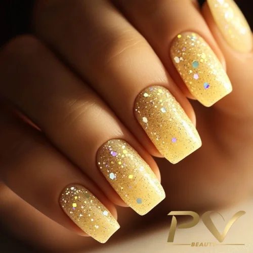 unha em gel amarela com glitter holográfico