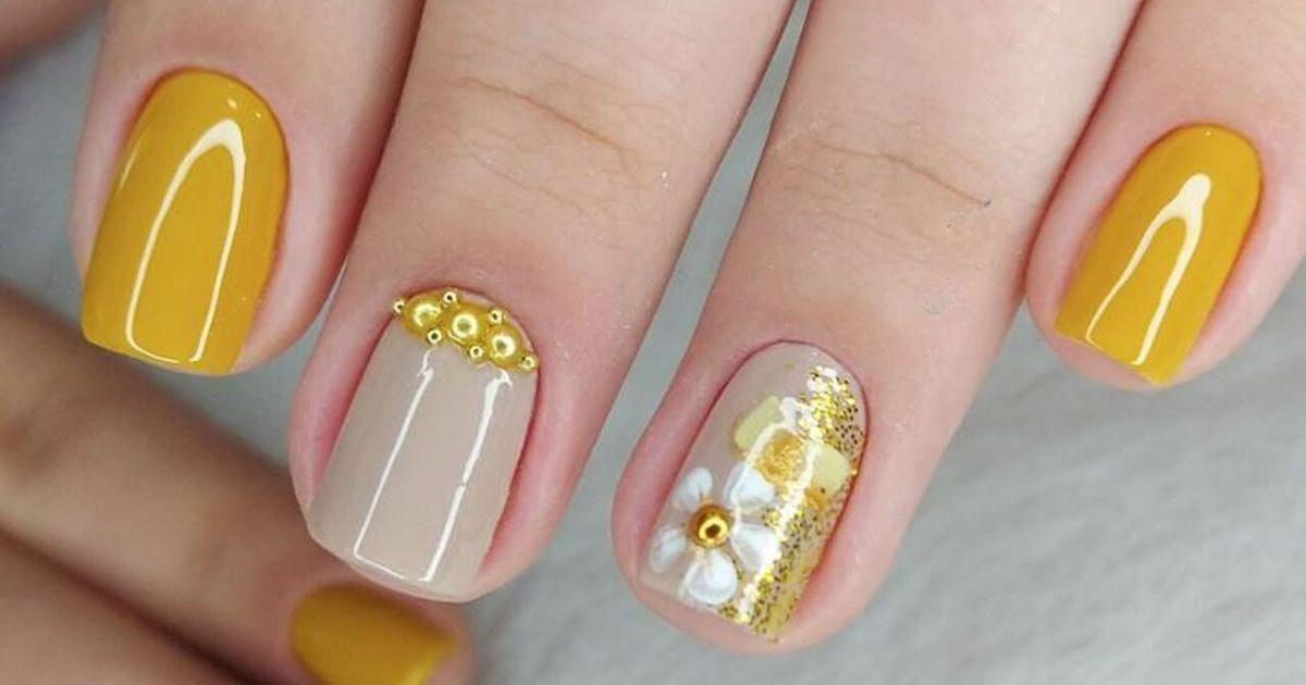 unha em gel amarela com glitter para verão